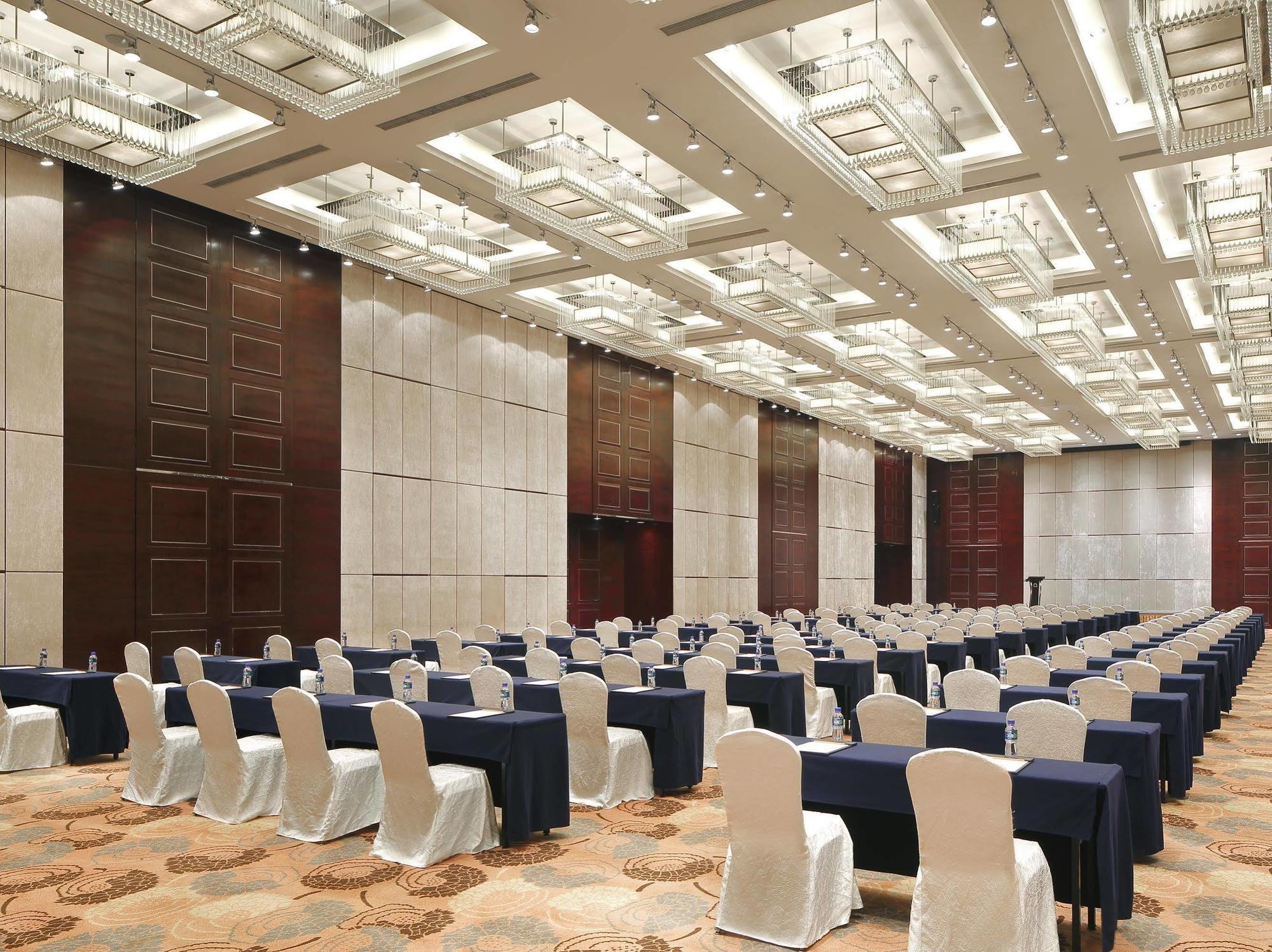 The Qube -close To Pudong International Airport And Land Hotel